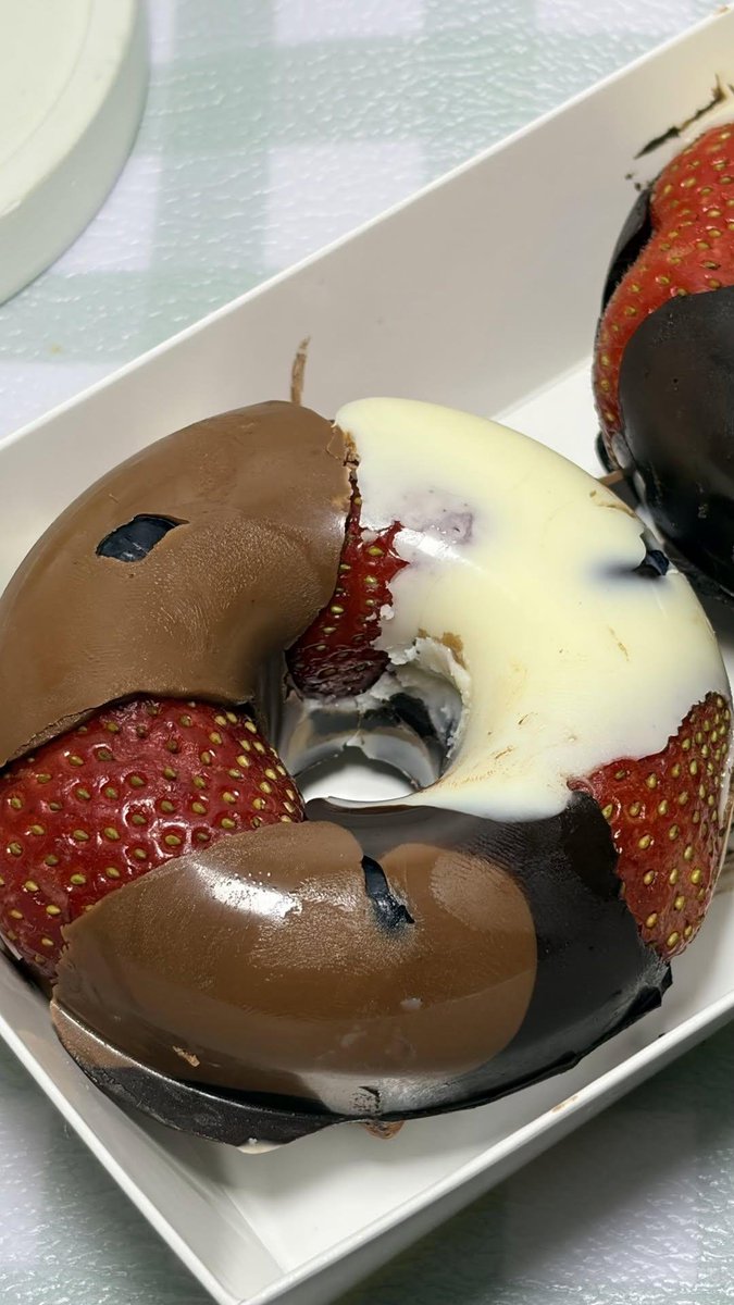 infoNusant3ubc's tweet photo. YANG LAGI VIRAL: BERRY CHOCO DONUT❤️

Belinya di Andini cake harganya uda ada di slide terakhir ya rekkkk👏🏻 https://t.co/1pwkV4JC15