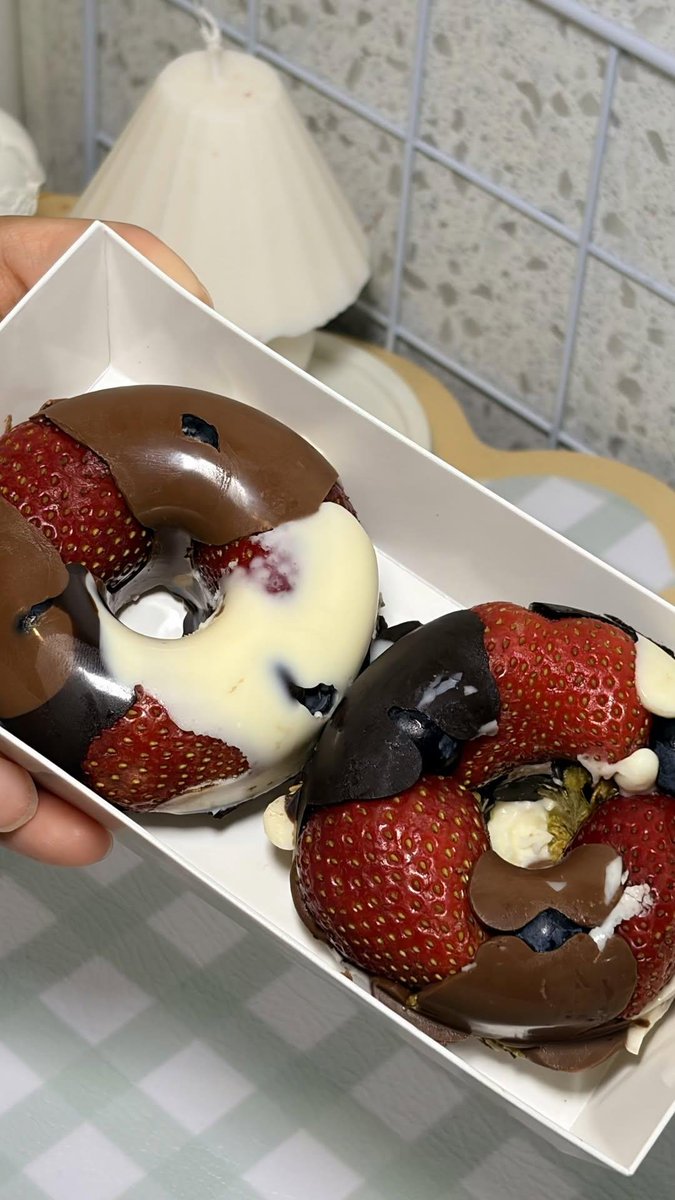 infoNusant3ubc's tweet photo. YANG LAGI VIRAL: BERRY CHOCO DONUT❤️

Belinya di Andini cake harganya uda ada di slide terakhir ya rekkkk👏🏻 https://t.co/1pwkV4JC15