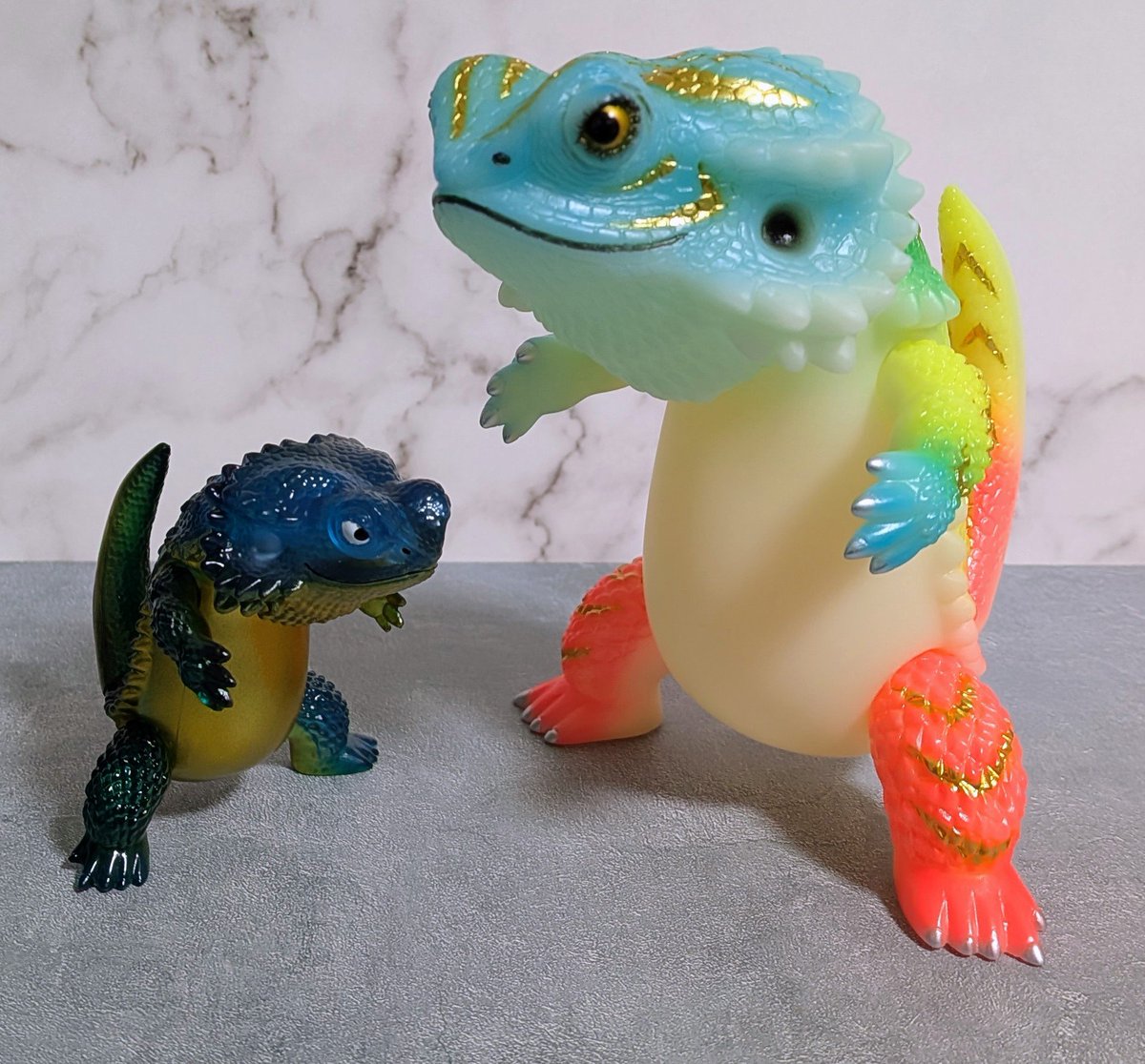 OFFZAKE_1's tweet photo. 「フトアゴン5 POP UP」
蓄光パステルカラー ドラゴンver.
クリアソータブルーゴールド

ソータベースさんのPOP UPでは美麗なフトアゴンが大集合していました！🦎
暗闇の中のパステルカラーも格好良い✨️
ブルーゴールドも上品な光沢で眼福😄

#スタジオソータベース
#ペインターネット
#フトアゴン https://t.co/oXuZT75Xt6