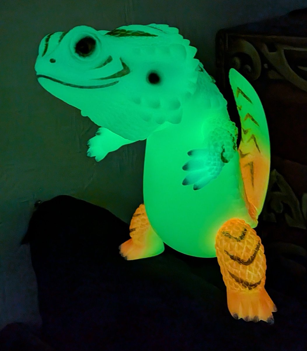 OFFZAKE_1's tweet photo. 「フトアゴン5 POP UP」
蓄光パステルカラー ドラゴンver.
クリアソータブルーゴールド

ソータベースさんのPOP UPでは美麗なフトアゴンが大集合していました！🦎
暗闇の中のパステルカラーも格好良い✨️
ブルーゴールドも上品な光沢で眼福😄

#スタジオソータベース
#ペインターネット
#フトアゴン https://t.co/oXuZT75Xt6