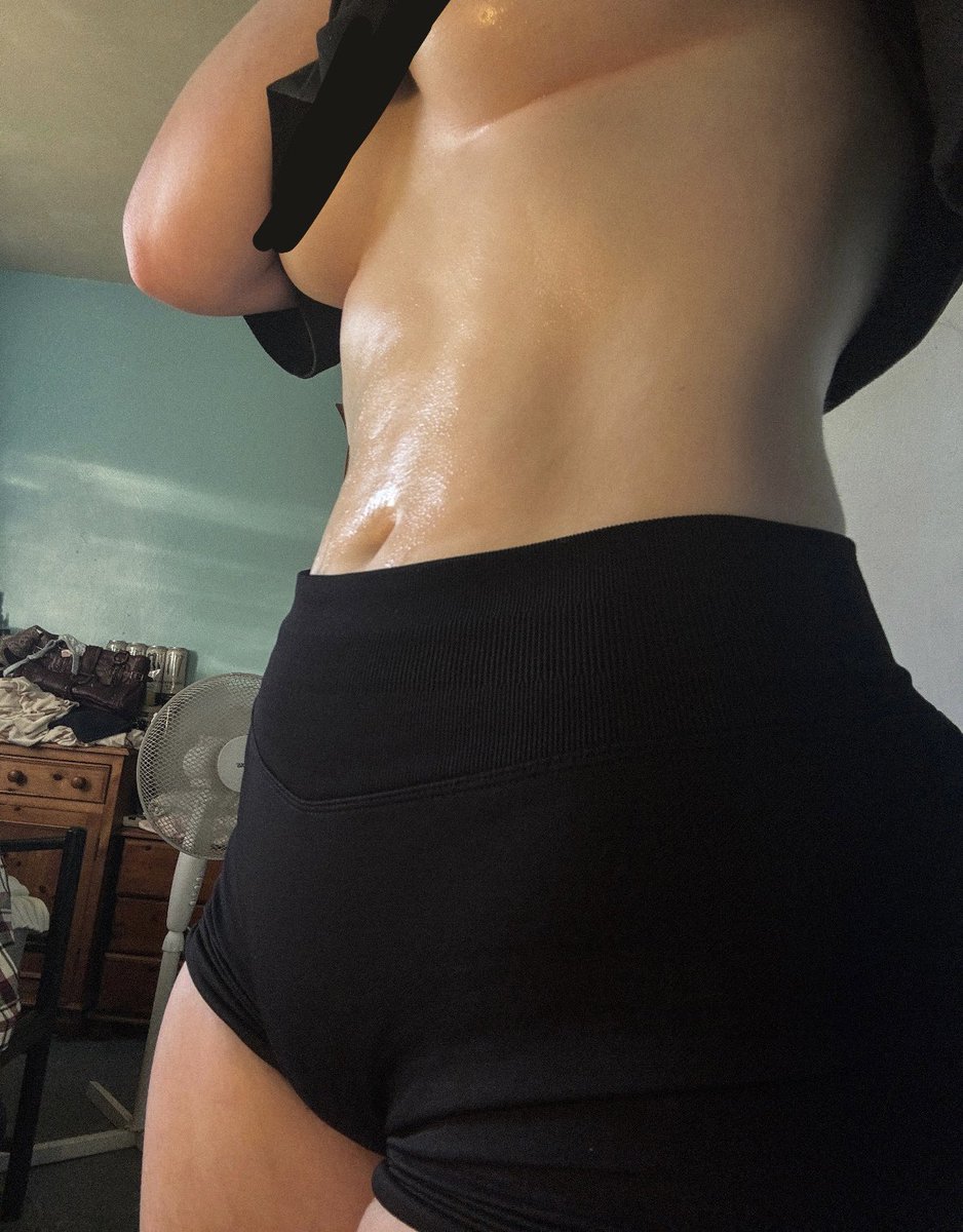 girlnthewoods's tweet photo. my stomach glistening with sweat lol https://t.co/v13ADMZVh5