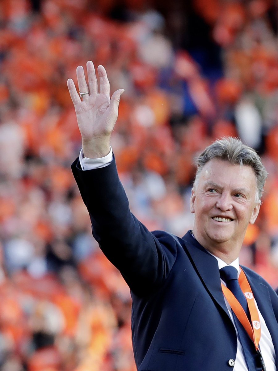 OnsOranje's tweet photo. Louis van Gaal, 75 jaar! 🥳

We wensen u een fantastische dag! 🧡 

#NothingLikeOranje https://t.co/KXuwgutyDc