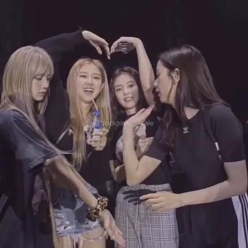 jnksxst's tweet photo. Wdym blackpink took ten years to figure out and complete that heart pose😭 https://t.co/UYBEDcNxZT