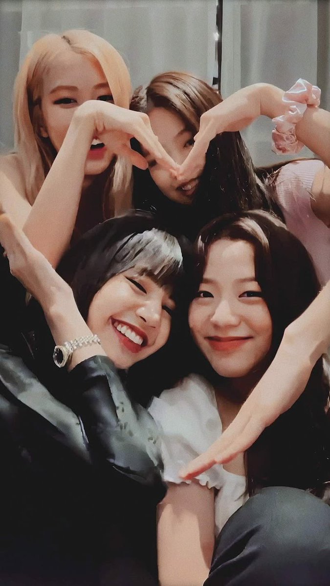 jnksxst's tweet photo. Wdym blackpink took ten years to figure out and complete that heart pose😭 https://t.co/UYBEDcNxZT