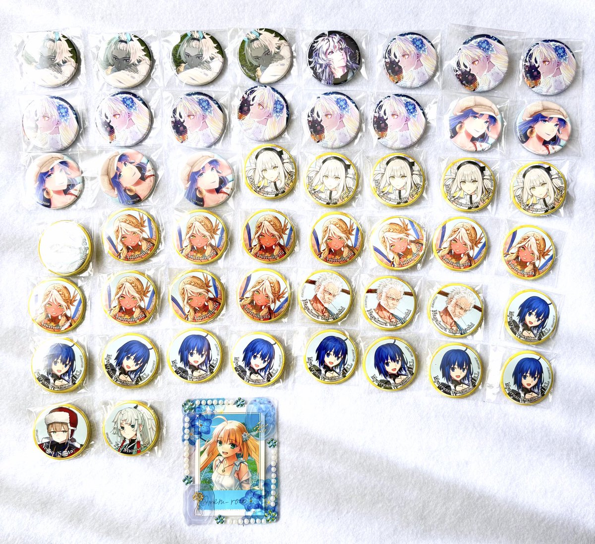 meru_r0201's tweet photo. 【交換、譲渡】FGO ポートレイト 缶バッジ IDカード バイノーラル特典 ウエハース

譲:画像1〜3

求:画像4or各300円、＋送料

ポトレ2種が最優先です。

キャラによりこちら指定の抱き合わせをお願いします。キャラが多いのでお声がけ頂いた際に抱き合わせ数ご相談出来ればと思います。▶︎ https://t.co/0stJisjPHk