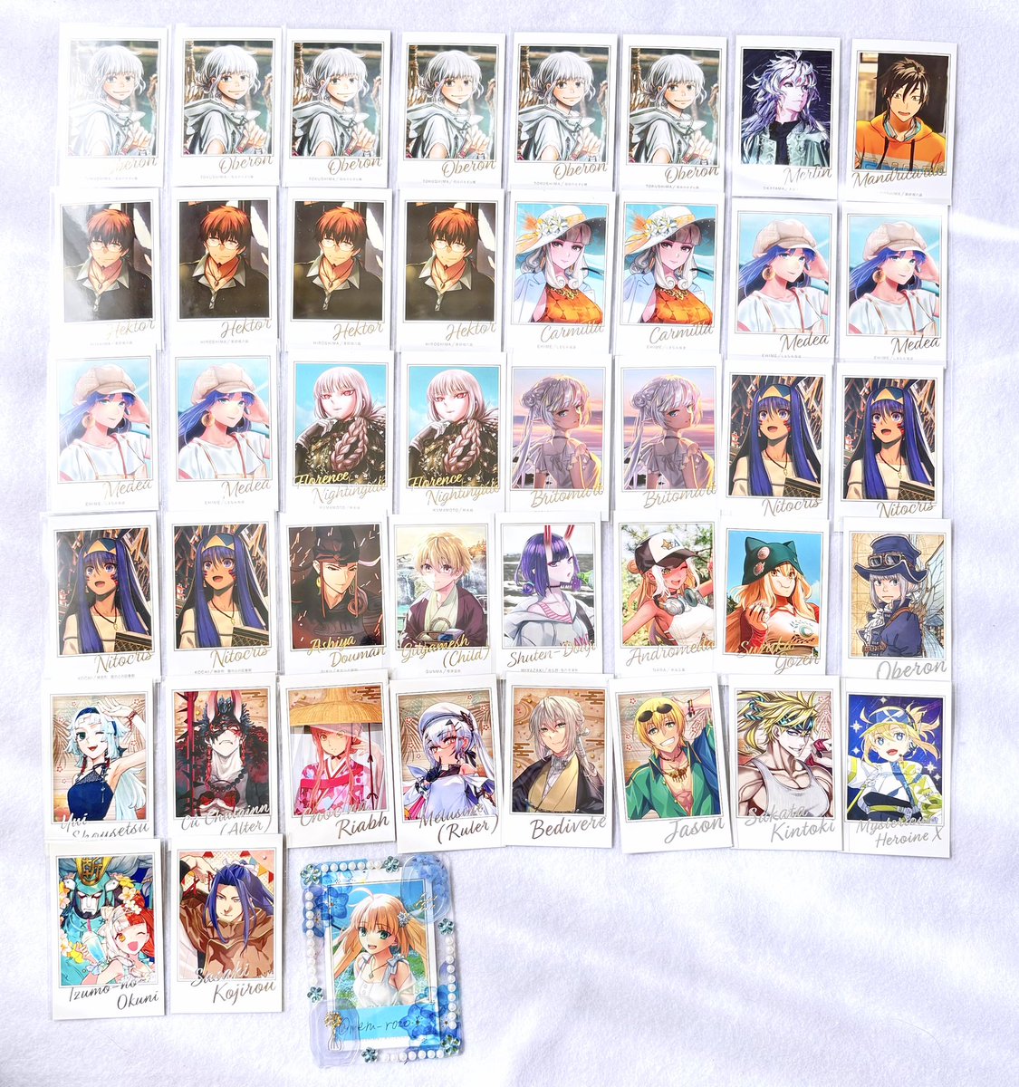 meru_r0201's tweet photo. 【交換、譲渡】FGO ポートレイト 缶バッジ IDカード バイノーラル特典 ウエハース

譲:画像1〜3

求:画像4or各300円、＋送料

ポトレ2種が最優先です。

キャラによりこちら指定の抱き合わせをお願いします。キャラが多いのでお声がけ頂いた際に抱き合わせ数ご相談出来ればと思います。▶︎ https://t.co/0stJisjPHk