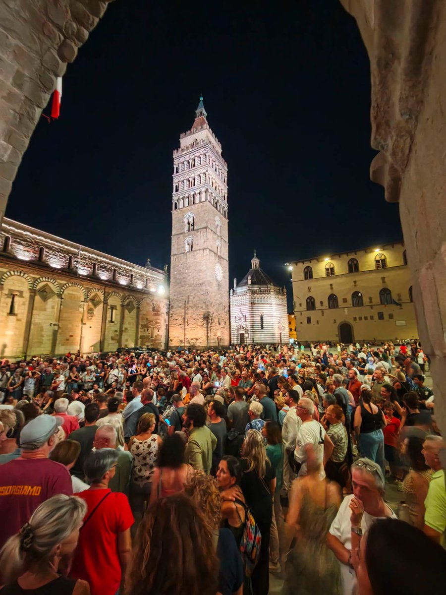 luca_caputa's tweet photo. Ci si continua a ritrovare in piazza con le chitarre e a cantare le sue canzoni con la voglia e il gusto di stare insieme.

Ieri sera è successo a Pistoia.

A volte questo paese ti riserva ancora delle sorprese.

Non proprio tutto è perduto.

#francescoguccini https://t.co/6IGaqHRaR1