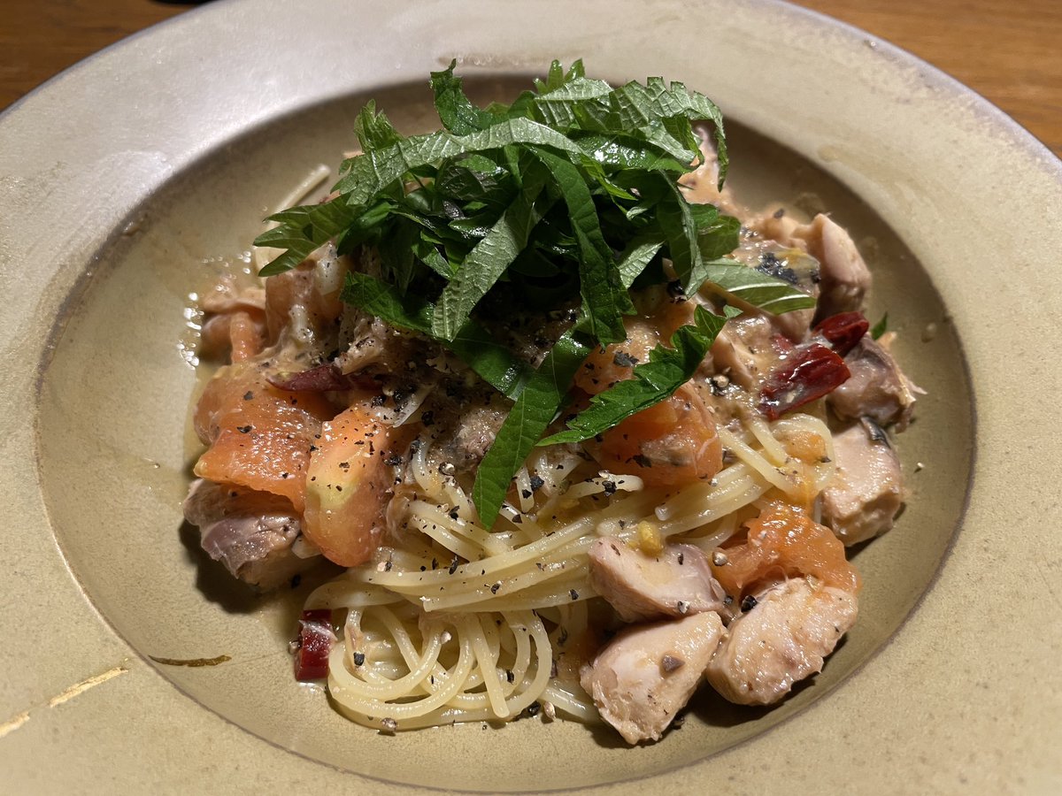 TamoSunBody's tweet photo. チキンカレー（チリペッパー増し増し）
麻婆豆腐カレー（花椒増し増し）
鯖トマトパスタ（鷹の爪増し増し）
冷やしトマトカレー（チリペッパー増し増し）

妻と息子が帰省中。ここぞとばかりにスパイスカレーを作る（パスタもあるが）。理由は簡単で、普段辛いものを家族で共有できない辛である。 https://t.co/nodX6x7gDA