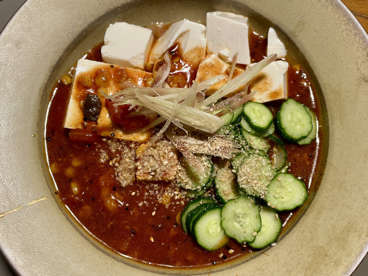 TamoSunBody's tweet photo. チキンカレー（チリペッパー増し増し）
麻婆豆腐カレー（花椒増し増し）
鯖トマトパスタ（鷹の爪増し増し）
冷やしトマトカレー（チリペッパー増し増し）

妻と息子が帰省中。ここぞとばかりにスパイスカレーを作る（パスタもあるが）。理由は簡単で、普段辛いものを家族で共有できない辛である。 https://t.co/nodX6x7gDA