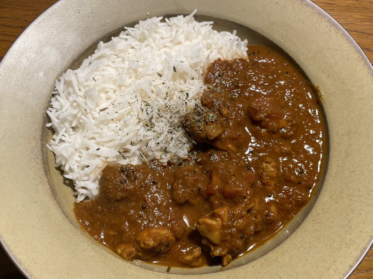 TamoSunBody's tweet photo. チキンカレー（チリペッパー増し増し）
麻婆豆腐カレー（花椒増し増し）
鯖トマトパスタ（鷹の爪増し増し）
冷やしトマトカレー（チリペッパー増し増し）

妻と息子が帰省中。ここぞとばかりにスパイスカレーを作る（パスタもあるが）。理由は簡単で、普段辛いものを家族で共有できない辛である。 https://t.co/nodX6x7gDA
