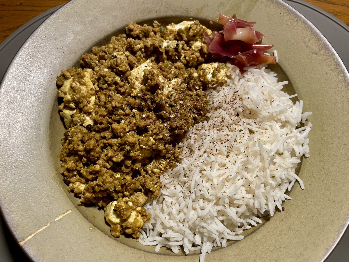 TamoSunBody's tweet photo. チキンカレー（チリペッパー増し増し）
麻婆豆腐カレー（花椒増し増し）
鯖トマトパスタ（鷹の爪増し増し）
冷やしトマトカレー（チリペッパー増し増し）

妻と息子が帰省中。ここぞとばかりにスパイスカレーを作る（パスタもあるが）。理由は簡単で、普段辛いものを家族で共有できない辛である。 https://t.co/nodX6x7gDA