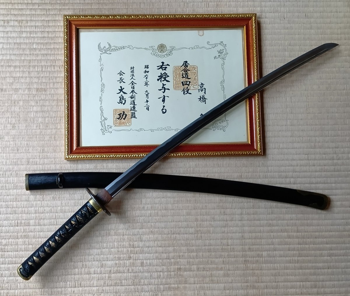 Oshubunko's tweet photo. 40年前の見果てぬ夢🤣

「剣道は居合を以ってその根本となす」

愛刀は阿波拵に二尺三寸の千手院をブチ込んで🤨

（美人剣士の師匠を囲むセピア色の面々…半数が黄泉の国に😭） https://t.co/bh1IpjaMOf