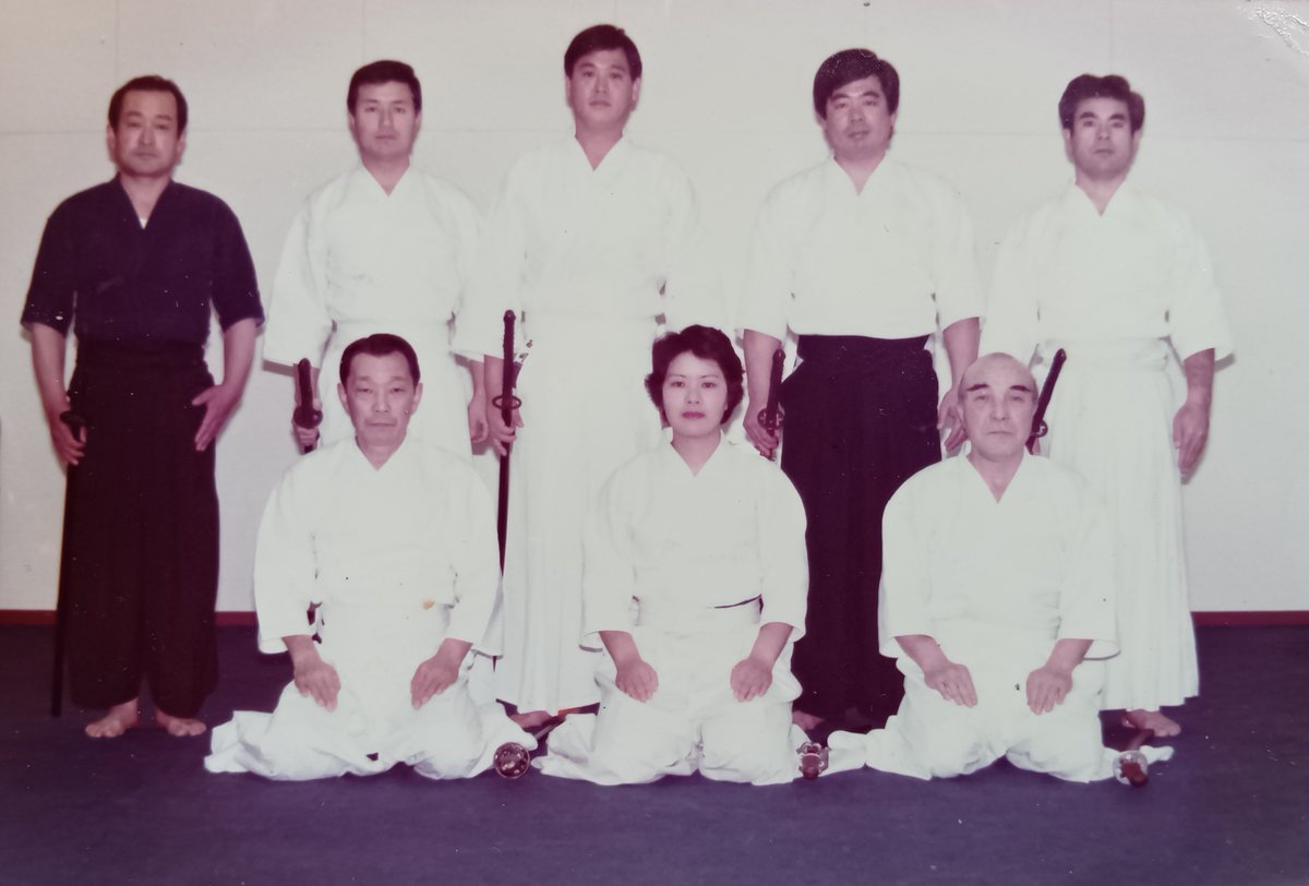 Oshubunko's tweet photo. 40年前の見果てぬ夢🤣

「剣道は居合を以ってその根本となす」

愛刀は阿波拵に二尺三寸の千手院をブチ込んで🤨

（美人剣士の師匠を囲むセピア色の面々…半数が黄泉の国に😭） https://t.co/bh1IpjaMOf