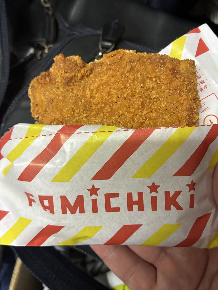 61lPgf's tweet photo. ファミチキは〜！歩いてこない♪
だ〜からファミマにいっくんだね〜♪
いっちにっち3こ！！！
みっかで10こぉぉぉ！！！！！！
いっぱいたべたら〜♪
…ちょっとふっとる〜😭 https://t.co/3hv9OHFq5K