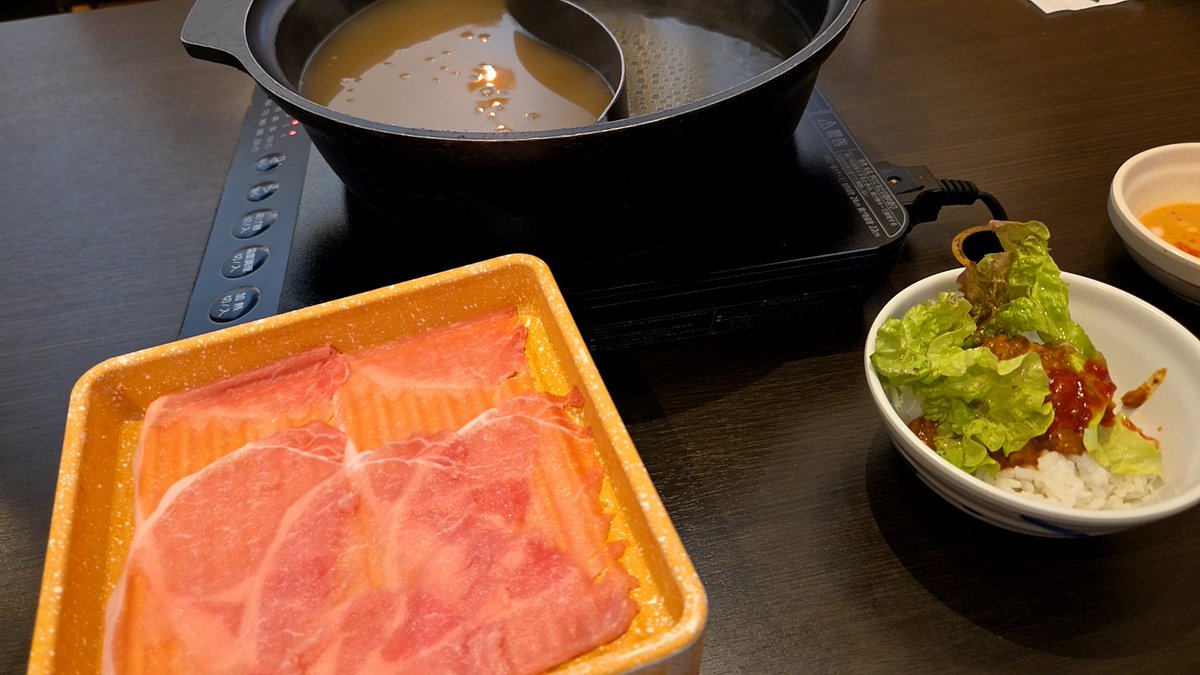 hikarin_eki's tweet photo. 普段あまり目を合わさないようにしているのですが、どうしてもたくさん食べたくなったので『しゃぶ葉』来ました😊 https://t.co/hk8mFOXRnP