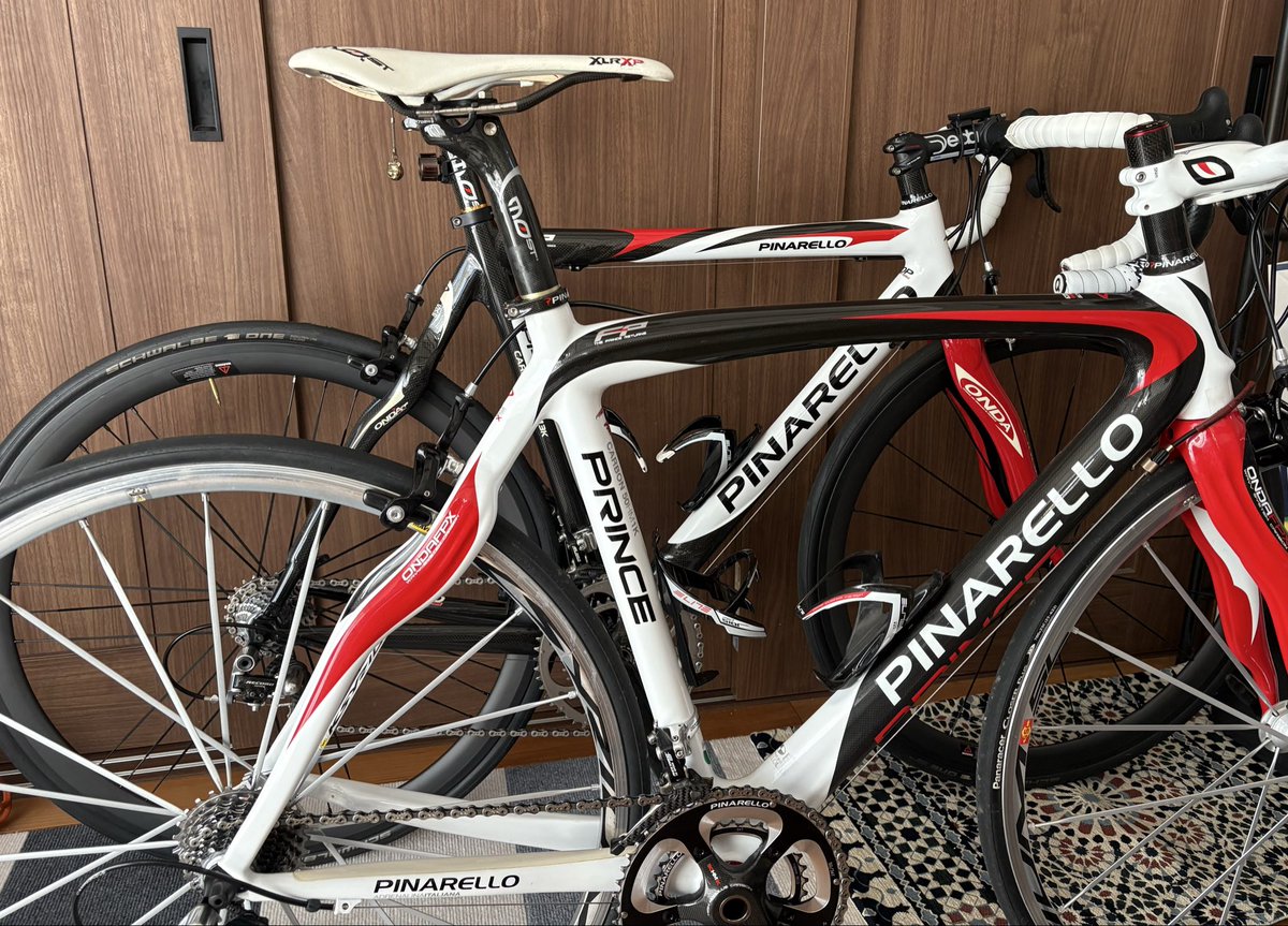 wheels_90's tweet photo. 家族が外出中なので室内でチャリいじり。
パリカーボンの方が150g軽かった。
ホイールはほぼ同じ重量、フレームはプリンスの方が軽いはずなんだけど。 https://t.co/X3cYsT6E4q