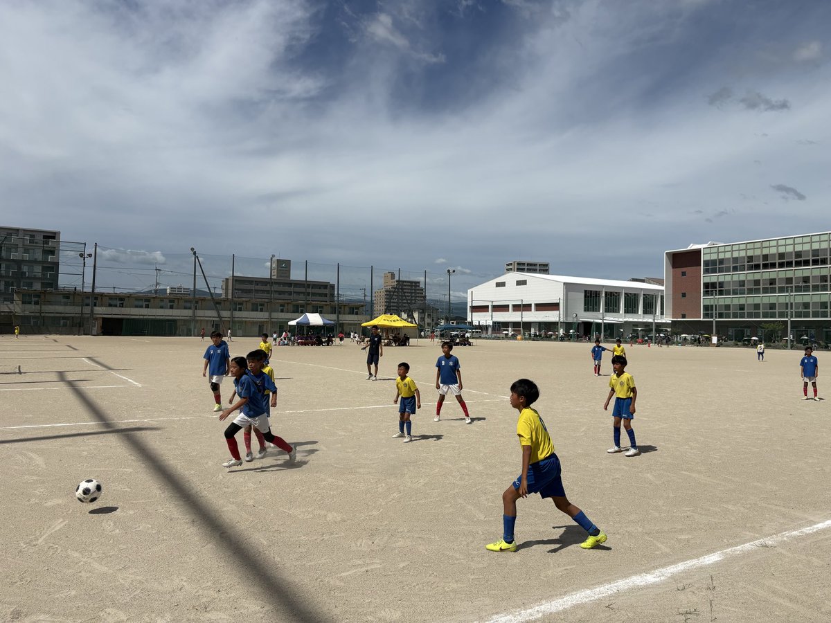 soccersagaku's tweet photo. 第5回 佐賀学園OB会 U-11交流サッカー大会
OB指導者率いる8チームが佐学グラウンドに集結、熱い戦いを繰り広げてくれました！
将来「縦縞」を着る選手が生まれることを楽しみにしています
高校生ジュースやかき氷のお手伝いしました。
参加・ご協力いただいた皆さま、OBの皆様ありがとうございました！ https://t.co/LoRJt7wkdz