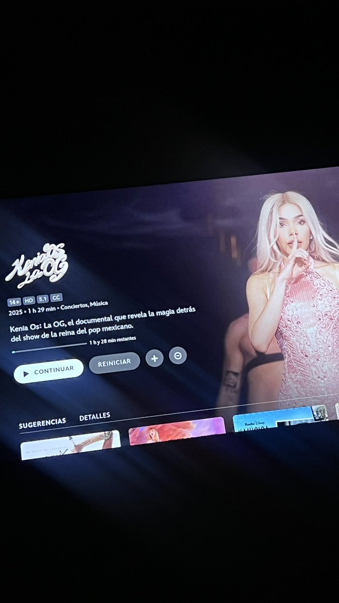 SebasOberlin_'s tweet photo. Mientras defiendo a la Patrona y funamos a CIERTASSSSS en X
JAJAJAJAJA la portada del documental es lit como Kenia las dejó a TODAS con sus mensajes 💜👏🏻

KENIA OS MERECE RESPETO
KENIA OS NO ESTÁS SOLA

#NosQuierenJoder https://t.co/3dT2FaWYcT