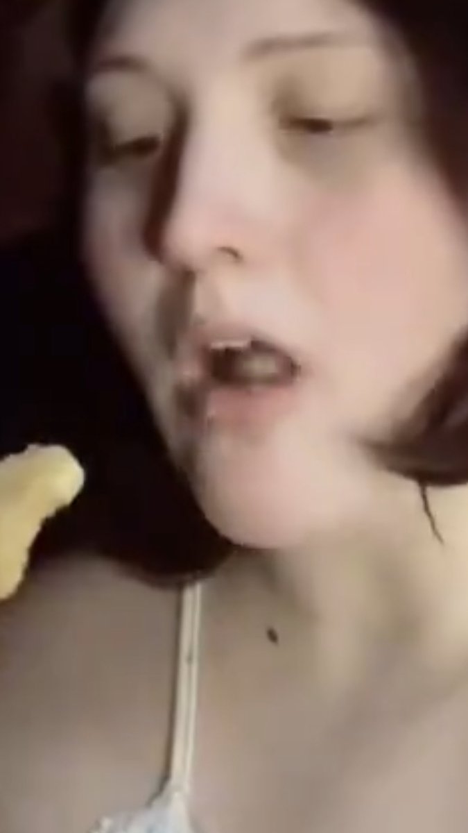 5iends's tweet photo. @lysfaints ofc it eats with its fucking mouth open https://t.co/ZQm8aAJ27P