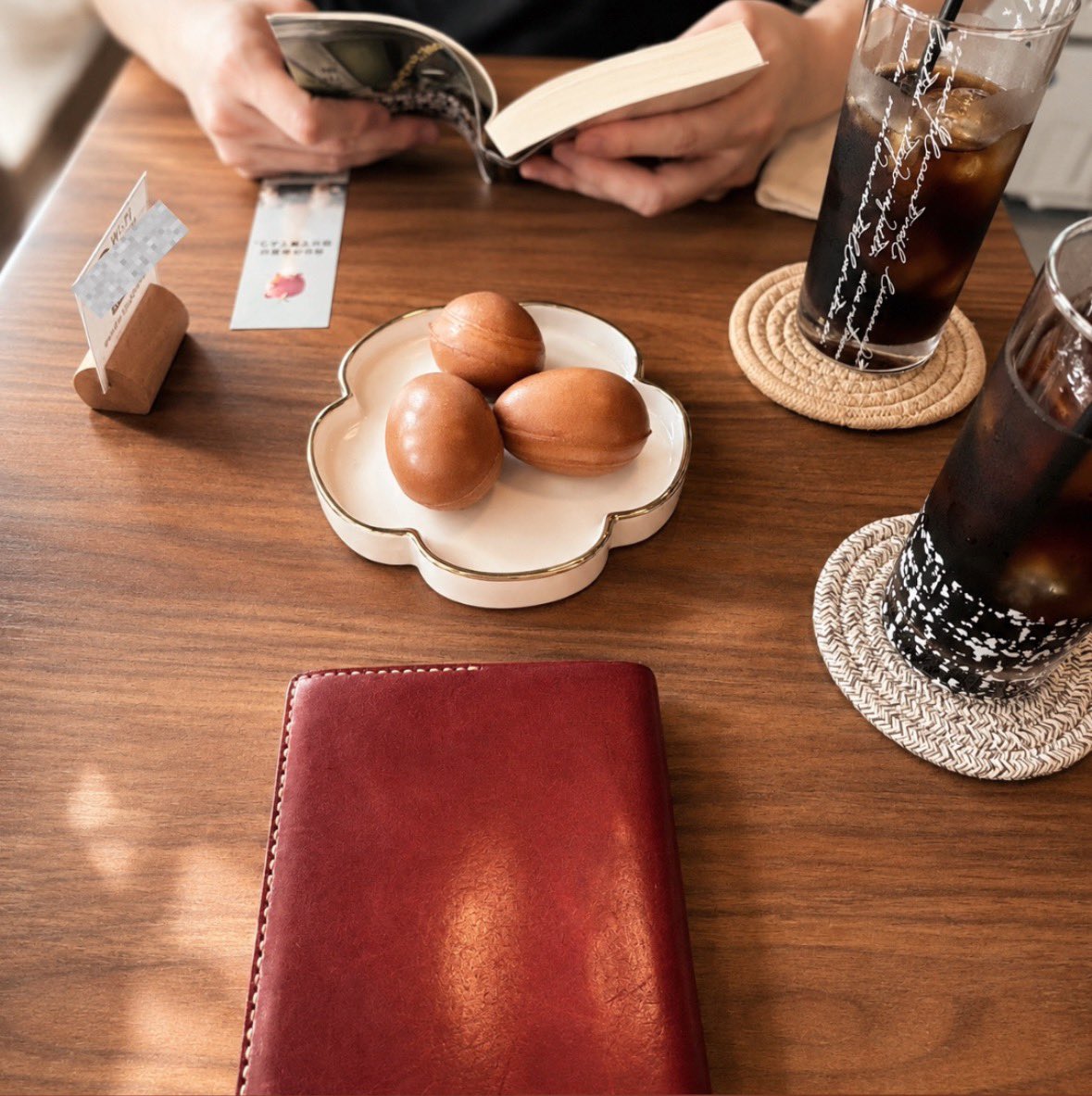 melolog_'s tweet photo. 彼とカフェで読書。
同じ時間に、それぞれの本を読むのが好きです☕️📖
#読書好きな人と繋がりたい https://t.co/bbgdoFJYAp