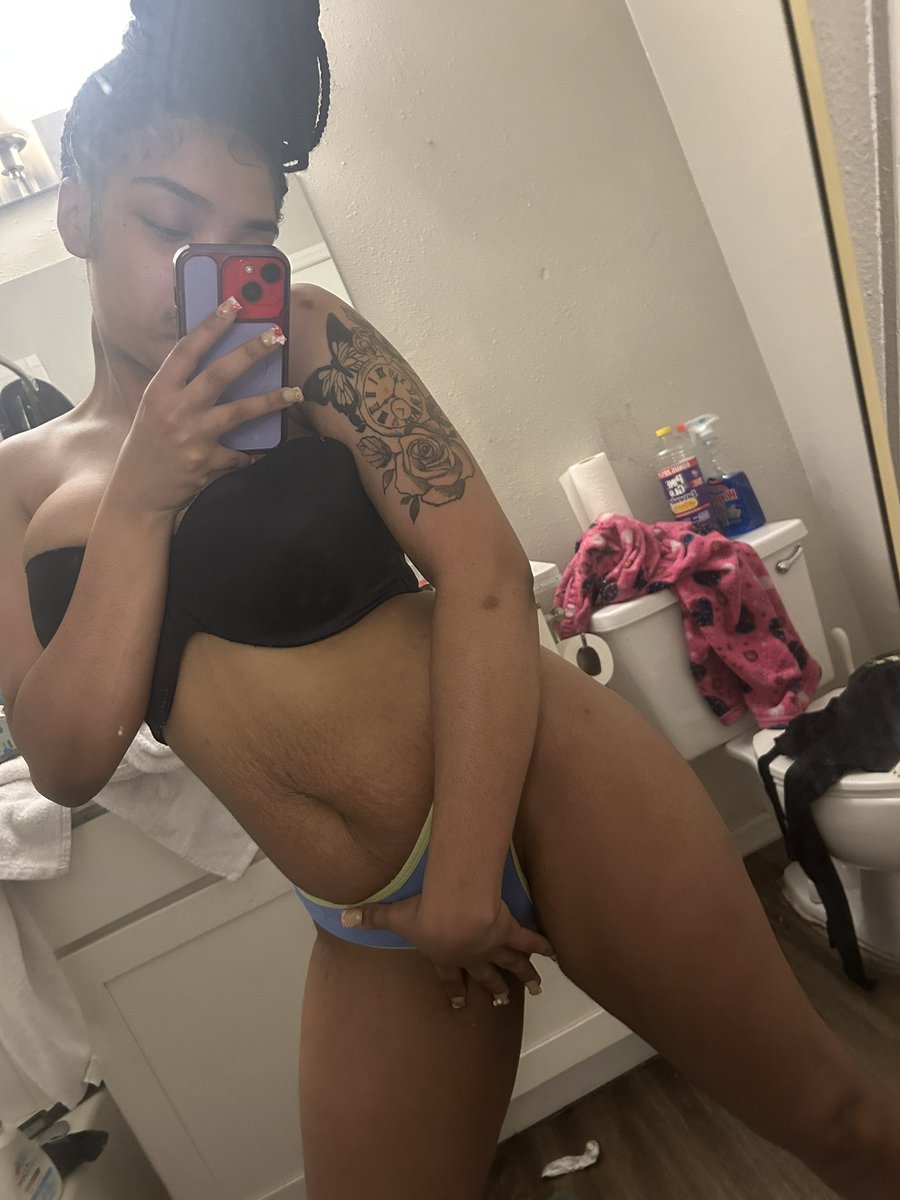 Msperfectdime's tweet photo. FaceTimes On Sale 😩 https://t.co/8M1zKxaVmh