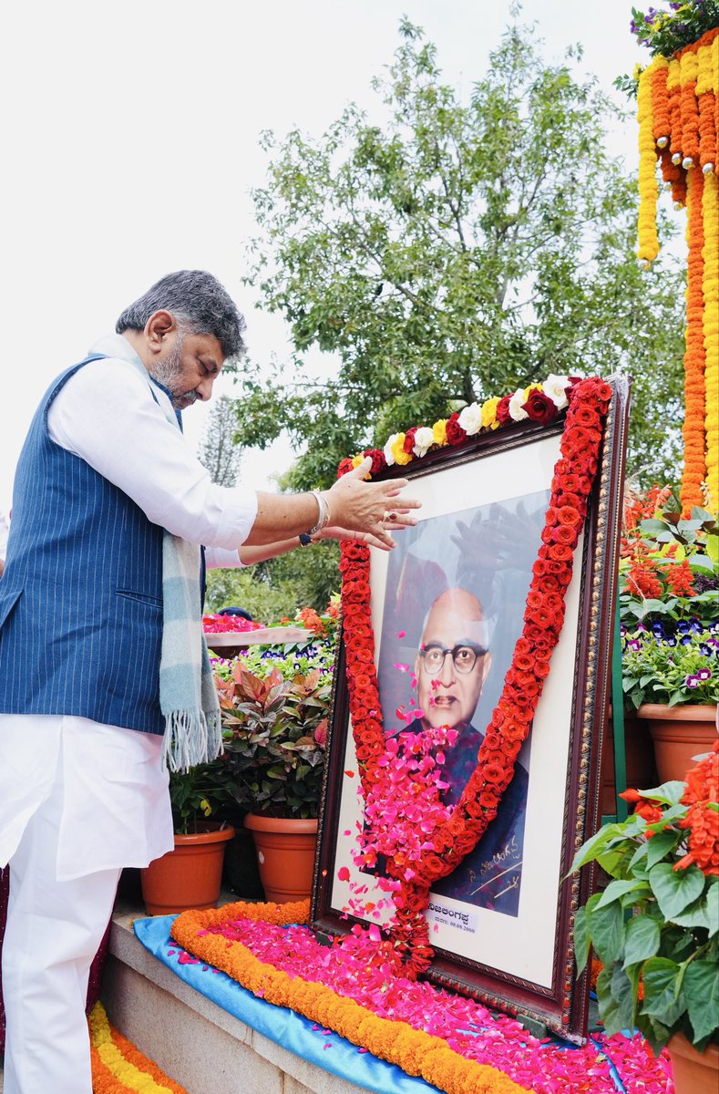 CMofKarnataka's tweet photo. ಏಕೀಕೃತ ಕರ್ನಾಟಕದ ಮೊದಲ ಮುಖ್ಯಮಂತ್ರಿಗಳಾದ ದಿವಂಗತ ಎಸ್‌. ನಿಜಲಿಂಗಪ್ಪ ಅವರ ಪು��್ಯಸ್ಮರಣೆ ಅಂಗವಾಗಿ, ವಿಧಾನ ಸೌಧದ ಪಶ್ಚಿಮ ದ್ವಾರದಲ್ಲಿರುವ ಅವರ ಪ್ರತಿಮೆ ಬಳಿ ಭಾವಚಿತ್ರಕ್ಕೆ ಸನ್ಮಾನ್ಯ ಮುಖ್ಯಮಂತ್ರಿಗಳಾದ ಶ್ರೀ @DKShivakumar ಅವರು ಪುಷ್ಪಾರ್ಚನೆ ಮಾಡಿ ಗೌರವ ನಮನ ಸಲ್ಲಿಸಿದರು. 

ಕರ್ನಾಟಕದ ಏಕೀಕರಣ, ಆಡಳಿತ ಸುಧಾರಣೆ, ಶಿಕ್ಷಣ ಹಾಗೂ ರಾಜ್ಯದ ಸಮಗ್ರ ಅಭಿವೃದ್ಧಿಗೆ ನಿಜಲಿಂಗಪ್ಪ ಅವರು ನೀಡಿದ ಕೊಡುಗೆಗಳು ಸದಾ ಸ್ಮರಣೀಯ. ಜನಪರ ಆಡಳಿತಕ್ಕೆ ಮಾದರಿಯಾಗಿದ್ದ ಅವರ ಜೀವನ ಹಾಗೂ ಆದರ್ಶಗಳು ಎಲ್ಲರಿಗೂ ಸ್ಪೂರ್ತಿ.