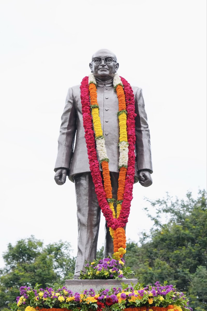 CMofKarnataka's tweet photo. ಏಕೀಕೃತ ಕರ್ನಾಟಕದ ಮೊದಲ ಮುಖ್ಯಮಂತ್ರಿಗಳಾದ ದಿವಂಗತ ಎಸ್‌. ನಿಜಲಿಂಗಪ್ಪ ಅವರ ಪು��್ಯಸ್ಮರಣೆ ಅಂಗವಾಗಿ, ವಿಧಾನ ಸೌಧದ ಪಶ್ಚಿಮ ದ್ವಾರದಲ್ಲಿರುವ ಅವರ ಪ್ರತಿಮೆ ಬಳಿ ಭಾವಚಿತ್ರಕ್ಕೆ ಸನ್ಮಾನ್ಯ ಮುಖ್ಯಮಂತ್ರಿಗಳಾದ ಶ್ರೀ @DKShivakumar ಅವರು ಪುಷ್ಪಾರ್ಚನೆ ಮಾಡಿ ಗೌರವ ನಮನ ಸಲ್ಲಿಸಿದರು. 

ಕರ್ನಾಟಕದ ಏಕೀಕರಣ, ಆಡಳಿತ ಸುಧಾರಣೆ, ಶಿಕ್ಷಣ ಹಾಗೂ ರಾಜ್ಯದ ಸಮಗ್ರ ಅಭಿವೃದ್ಧಿಗೆ ನಿಜಲಿಂಗಪ್ಪ ಅವರು ನೀಡಿದ ಕೊಡುಗೆಗಳು ಸದಾ ಸ್ಮರಣೀಯ. ಜನಪರ ಆಡಳಿತಕ್ಕೆ ಮಾದರಿಯಾಗಿದ್ದ ಅವರ ಜೀವನ ಹಾಗೂ ಆದರ್ಶಗಳು ಎಲ್ಲರಿಗೂ ಸ್ಪೂರ್ತಿ.