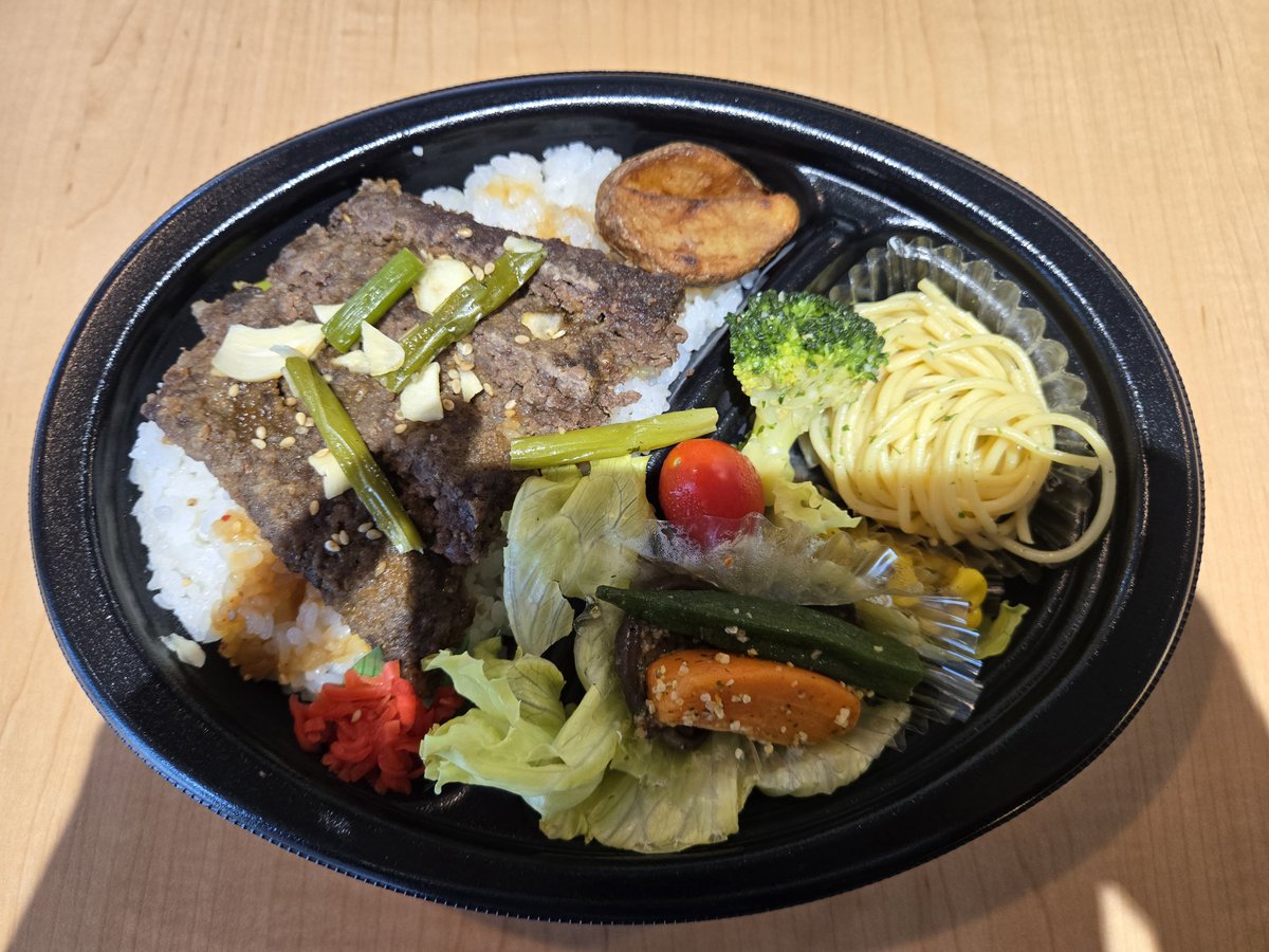 621019Takuya's tweet photo. 今日の昼飯は七飯の道の駅で大沼牛ステーキ弁当を食った😋 https://t.co/dHFv5ExHCC