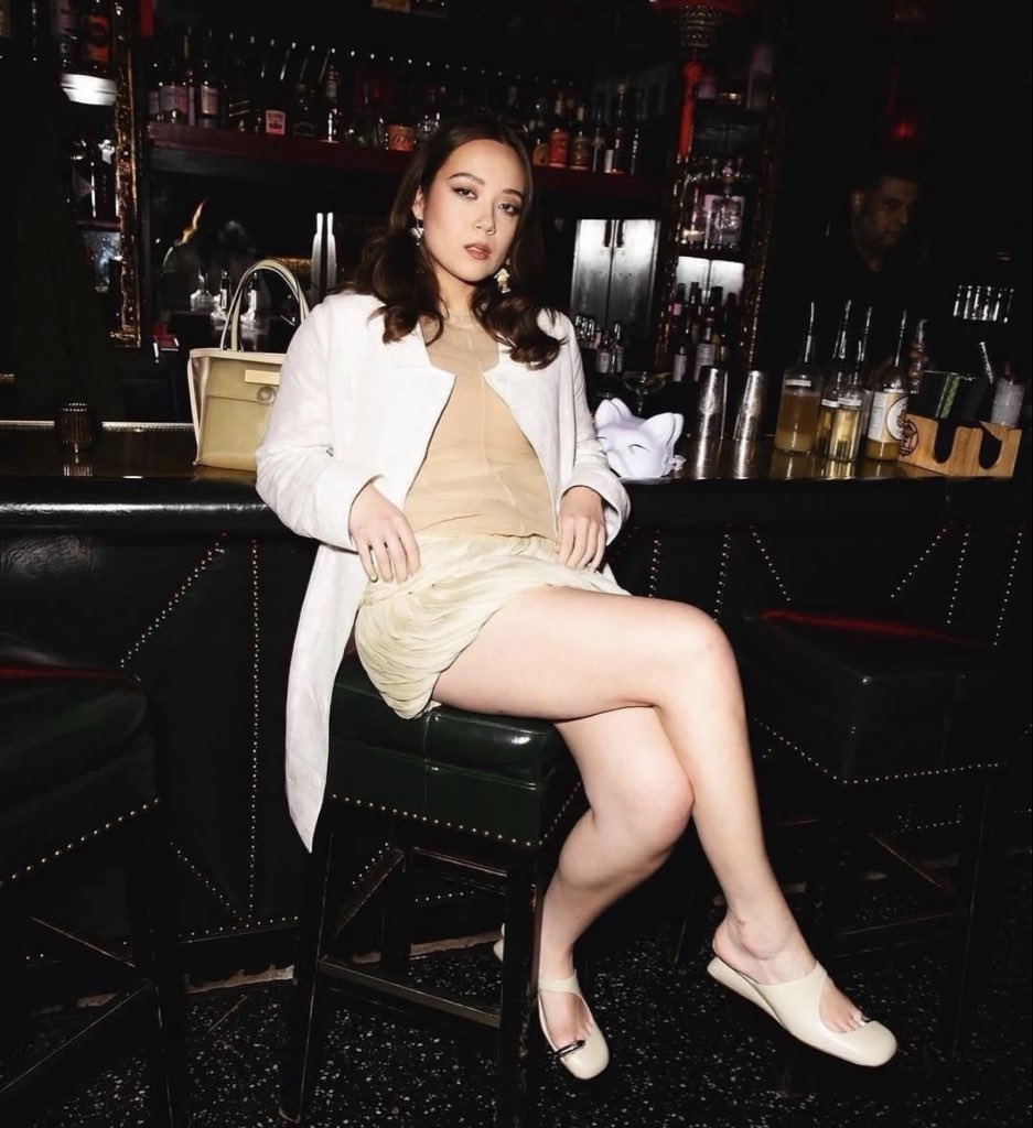Lle2wo's tweet photo. look at her legs 😵‍💫 https://t.co/H0QzNMaYSv