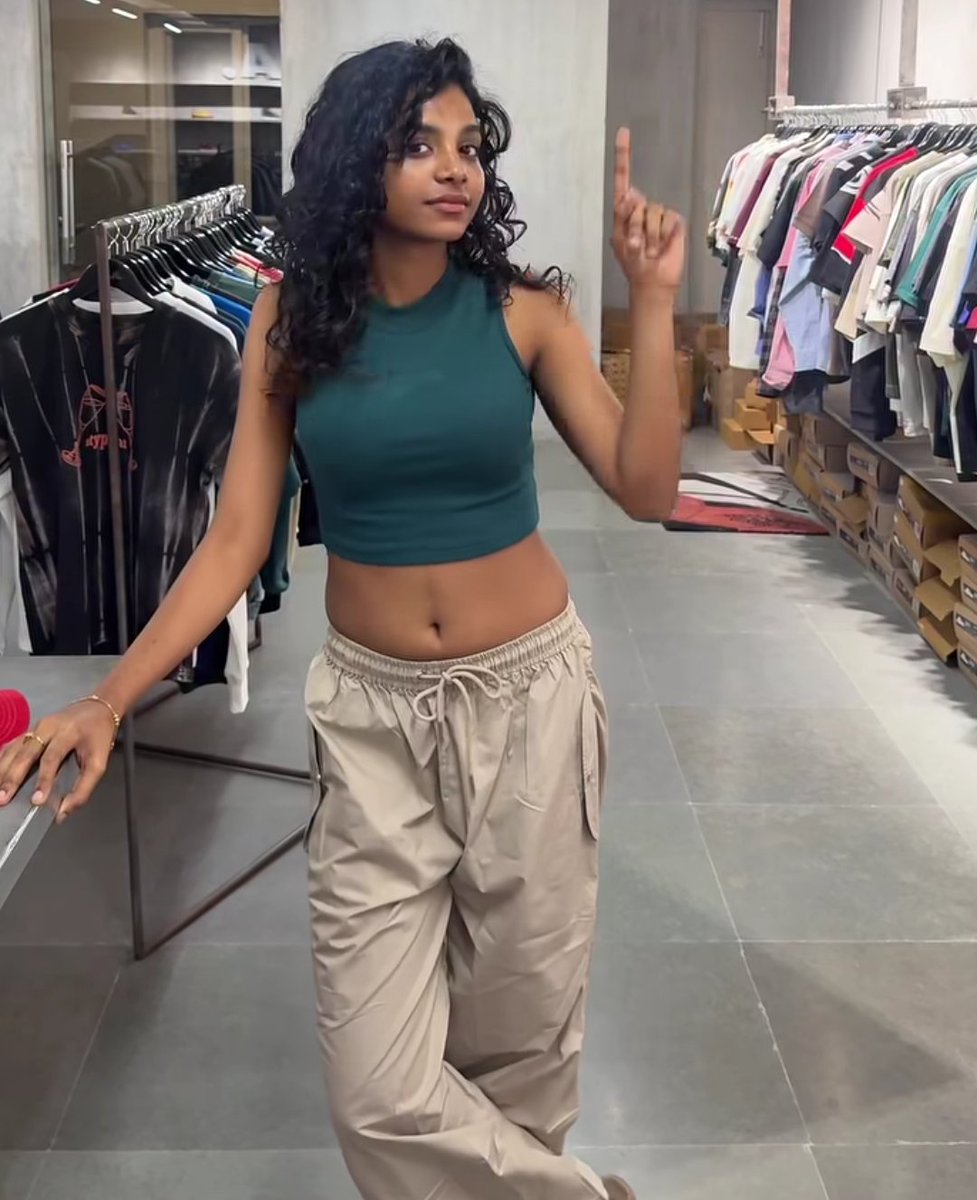 Suryacoolie's tweet photo. Roshini chella kutty 🥵 https://t.co/pg6WSGrFUN