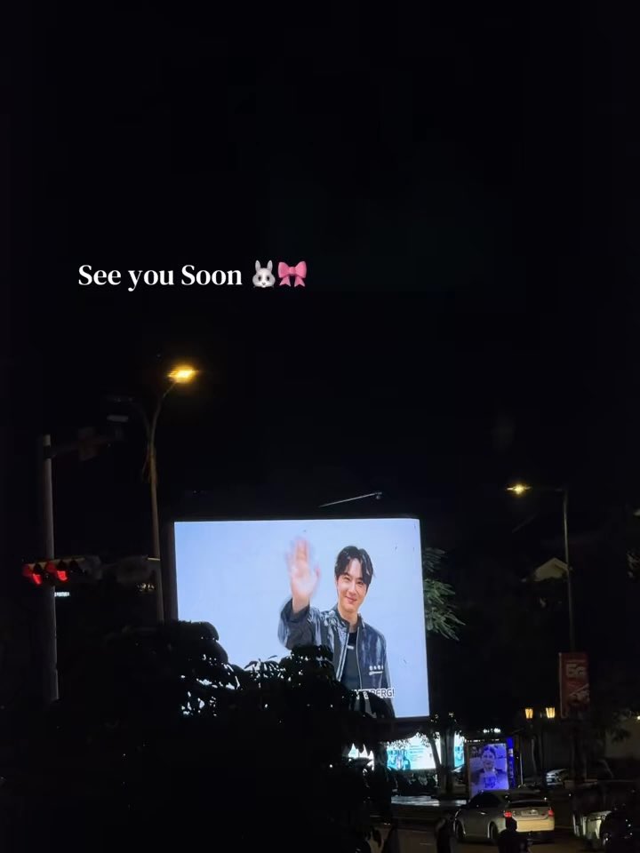 davinahout26's tweet photo. Throwback to a week before the concert! damnnn it was such a good time. 
I still can’t move on from Aug 1st! 😭✨
#suho #suhoincambodia https://t.co/GalS0RXSGK