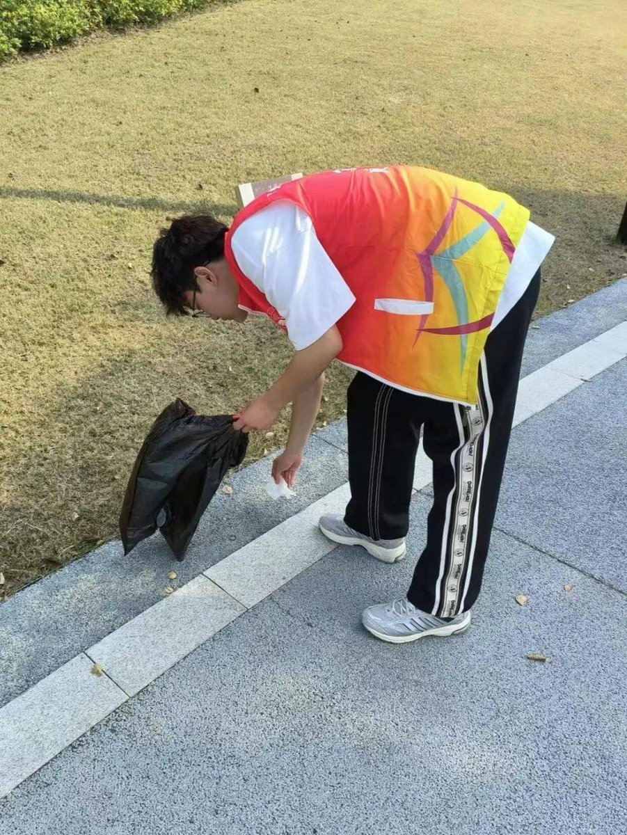 EuniceLawrxk7y's tweet photo. Join our weekend community park clean-up this Sat (9am-12pm)! Free snacks u0026 gloves provided. Bring friends u0026 help keep our neighborhood green! https://t.co/yEDCbxWgIM