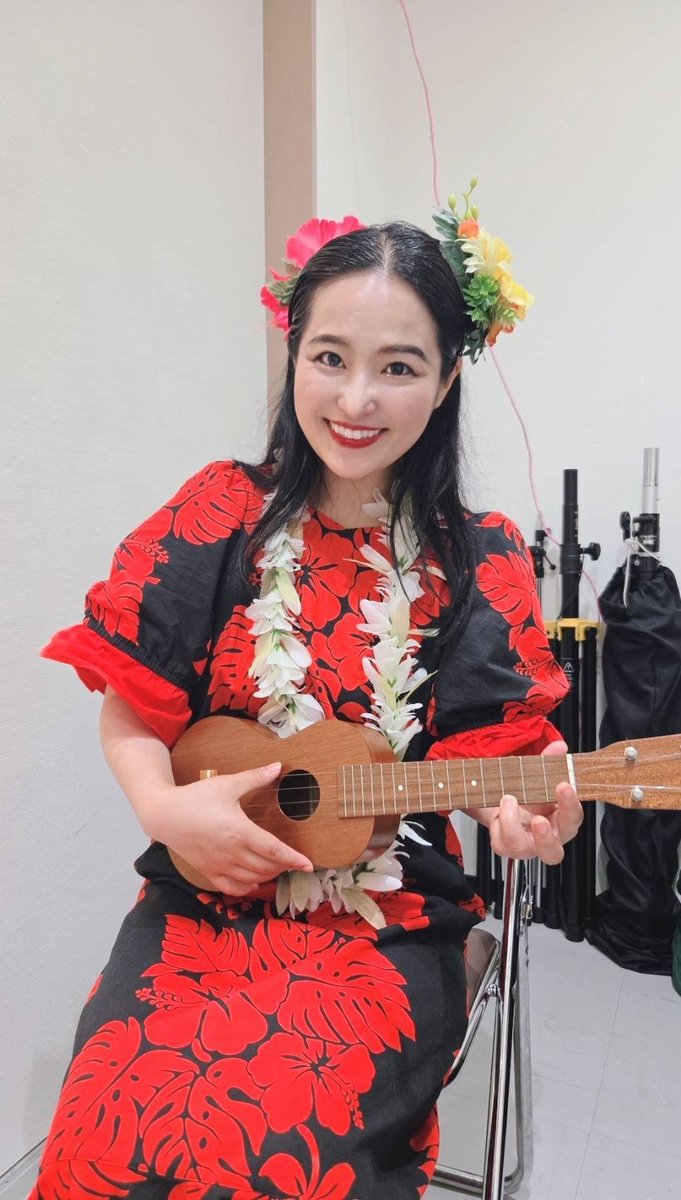 haruka_neco's tweet photo. 遥のウクレレ・チャレンジコーナー☺

教えてくれるのは、ウクレレ世界チャンピオンのJazzoomCafe先生。

ギターもFで挫折しているので心配でしたが、15分位で本当に一曲弾けちゃいました。
Famousのウクレレ、買っちゃいました～

#JazzoomCafe　#ウクレレ
#小江戸のウクレレフェスティバル https://t.co/Gy0TNYm2nA