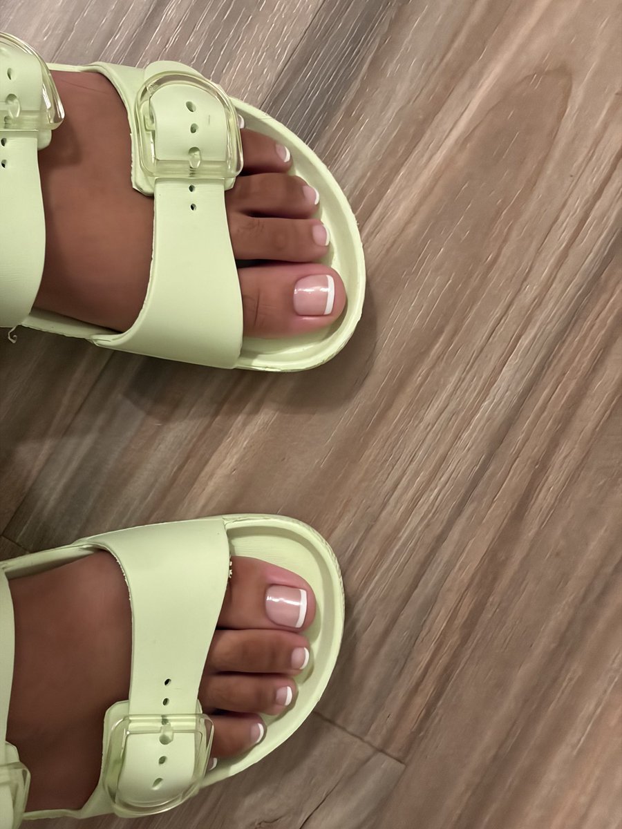 sextierfreak's tweet photo. white toes for the hoes 😍😍 #feetfetısh https://t.co/tavjnrMZHF