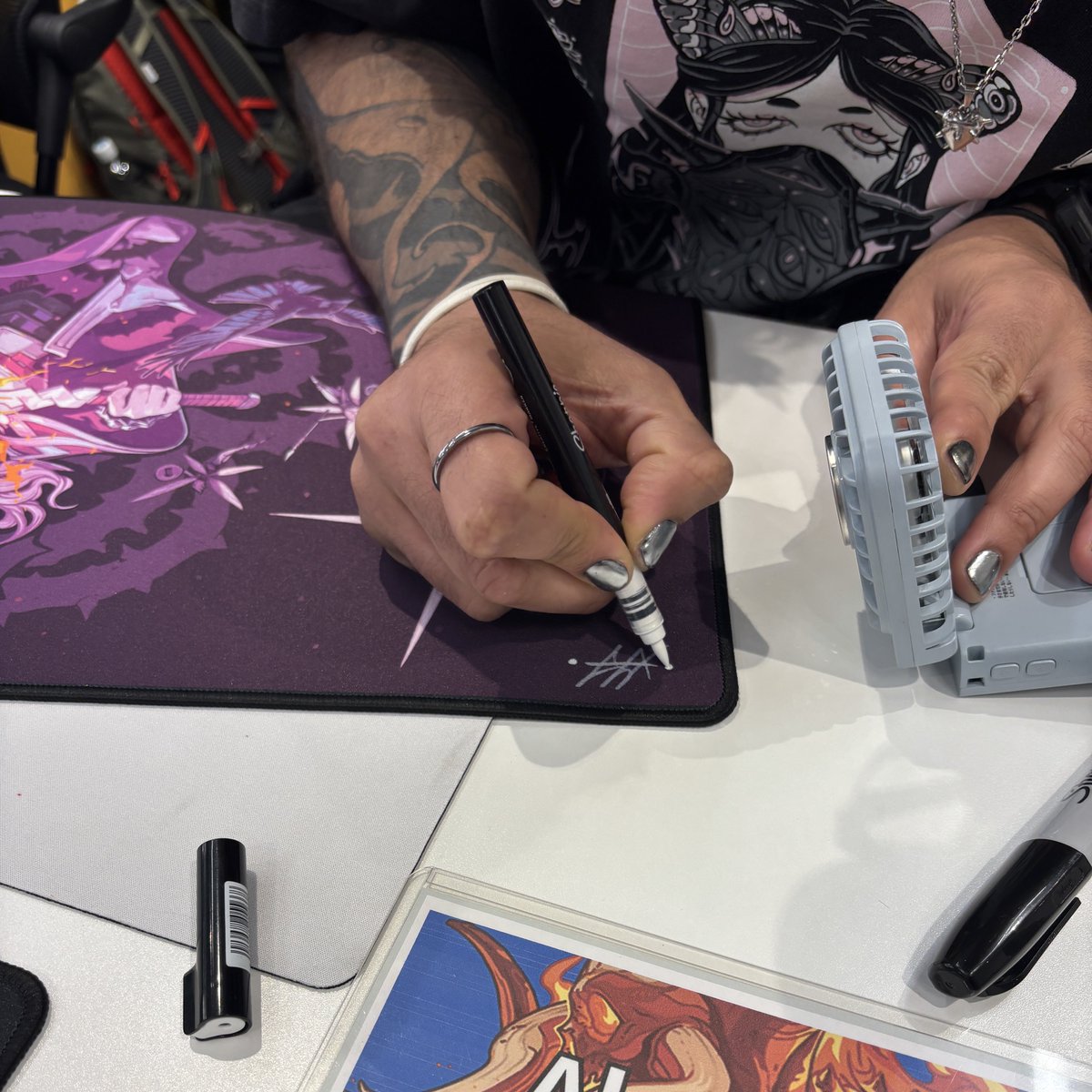 TokyoMTG_Art's tweet photo. プレイマットをご購入でシングルサインを貰えます！
迫力あるかっこいい拡張アートも！
飛び込みでご参加いただけます！
#artistmeetupmtg https://t.co/oa8xwslxrC