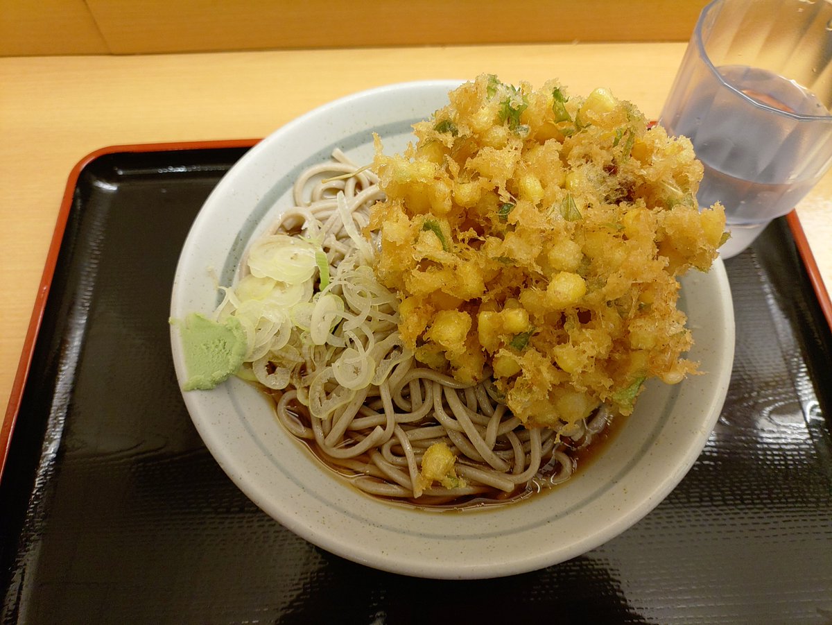 combatpython's tweet photo. 新宿かのやさんで冷やしとうもろこし天そばいただきました。ちょっと珍しいですね。揚げ立てで美味しかった。 https://t.co/uoHyyFvJAs