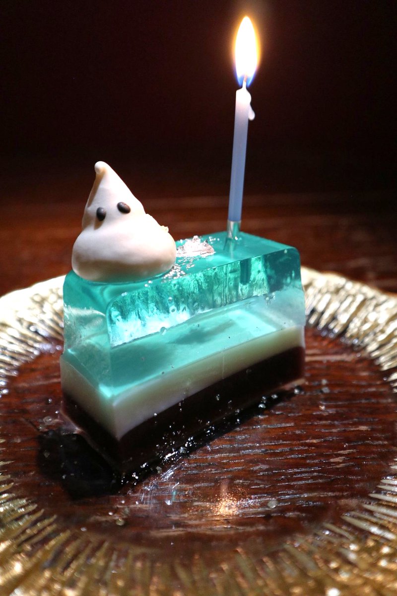 MABOROSHI_info's tweet photo. 👻幽霊の水ようかん
#幽霊怪談展 会期限定メニュー

青りんご、ライチ、こし餡など美しい四層の涼しげな水ようかん。蝋燭を吹き消したら、メレンゲクッキーの幽霊も消えちゃうかも？ https://t.co/azqWAAgADf