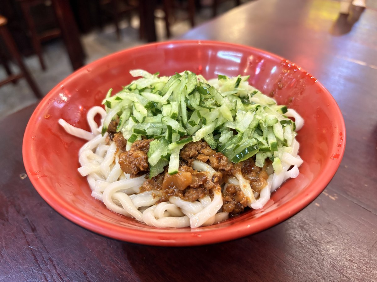 papa_beginner_2's tweet photo. ぶらっと入った地元のお店でばかりご飯食べました。🍜🥟🥭🍧
どれもうまかった！😋 https://t.co/PN9C1DAluE