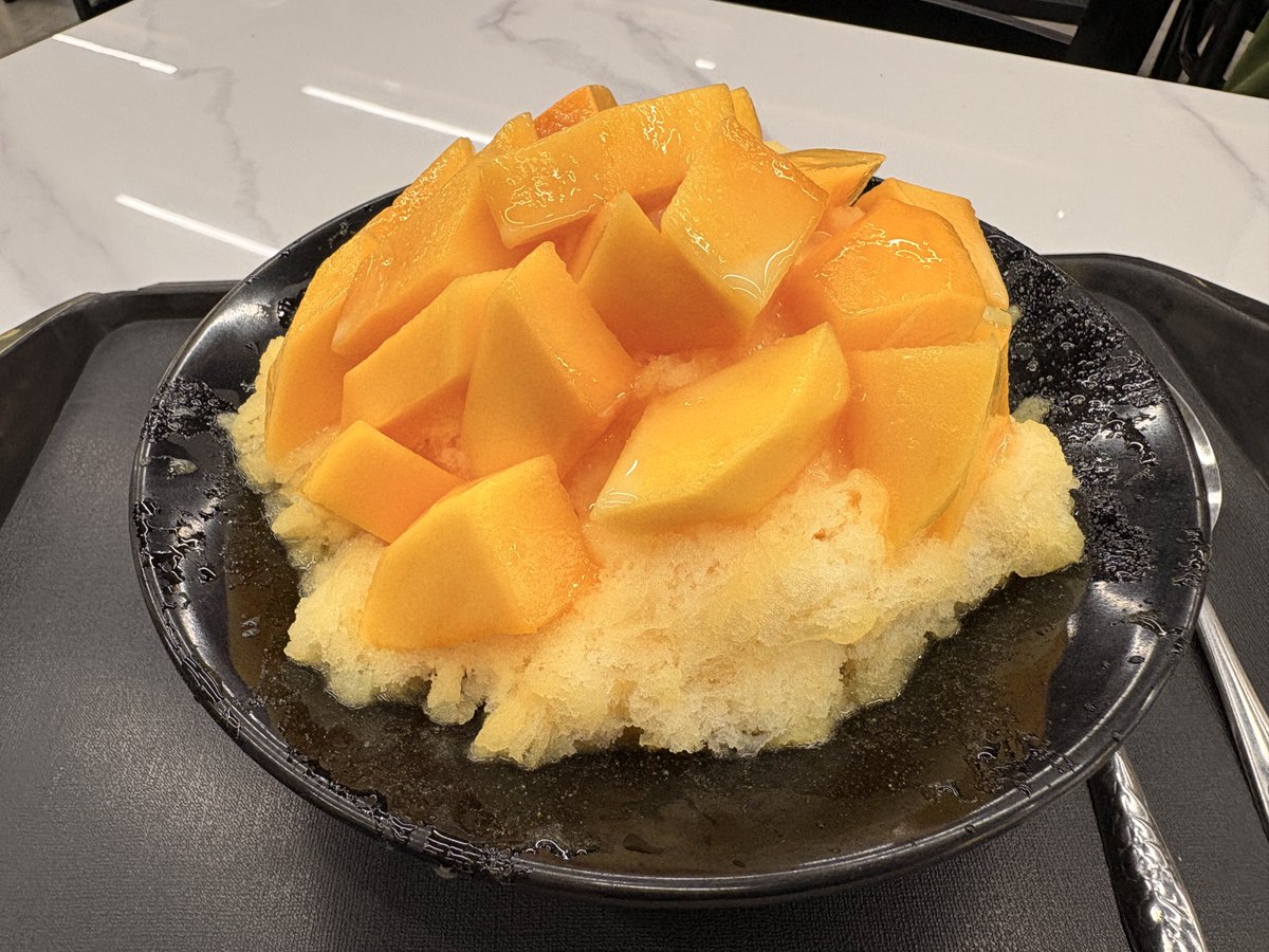 papa_beginner_2's tweet photo. ぶらっと入った地元のお店でばかりご飯食べました。🍜🥟🥭🍧
どれもうまかった！😋 https://t.co/PN9C1DAluE