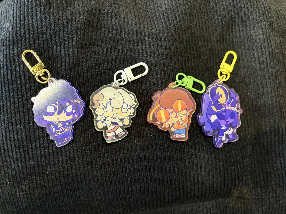 kblooopers's tweet photo. also my haul, the only mcyt keychains, and my oomfs and i🩷 https://t.co/fGj1MDrC2g