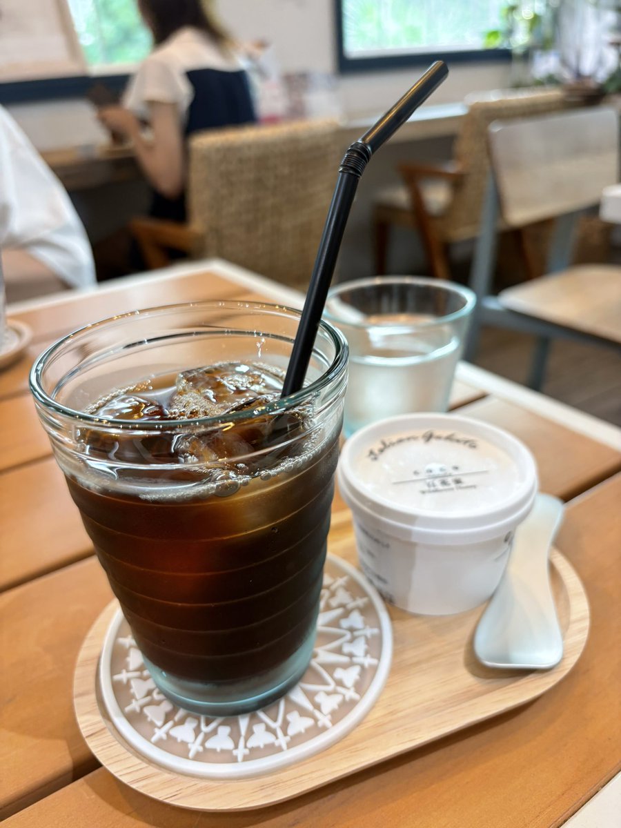 dora0103's tweet photo. カーブドッチワイナリーに来てみた。
新潟にこんなワイナリーがあるの全然知らなかっしオシャレです。
世界一のジェラートののぼりにつられてアイスコーヒーとジェラートをいただく
異店の雰囲気とジェラートはとても美味しかったけど犬がうるさかったのが残念(T . T) https://t.co/qMCTqba0wC