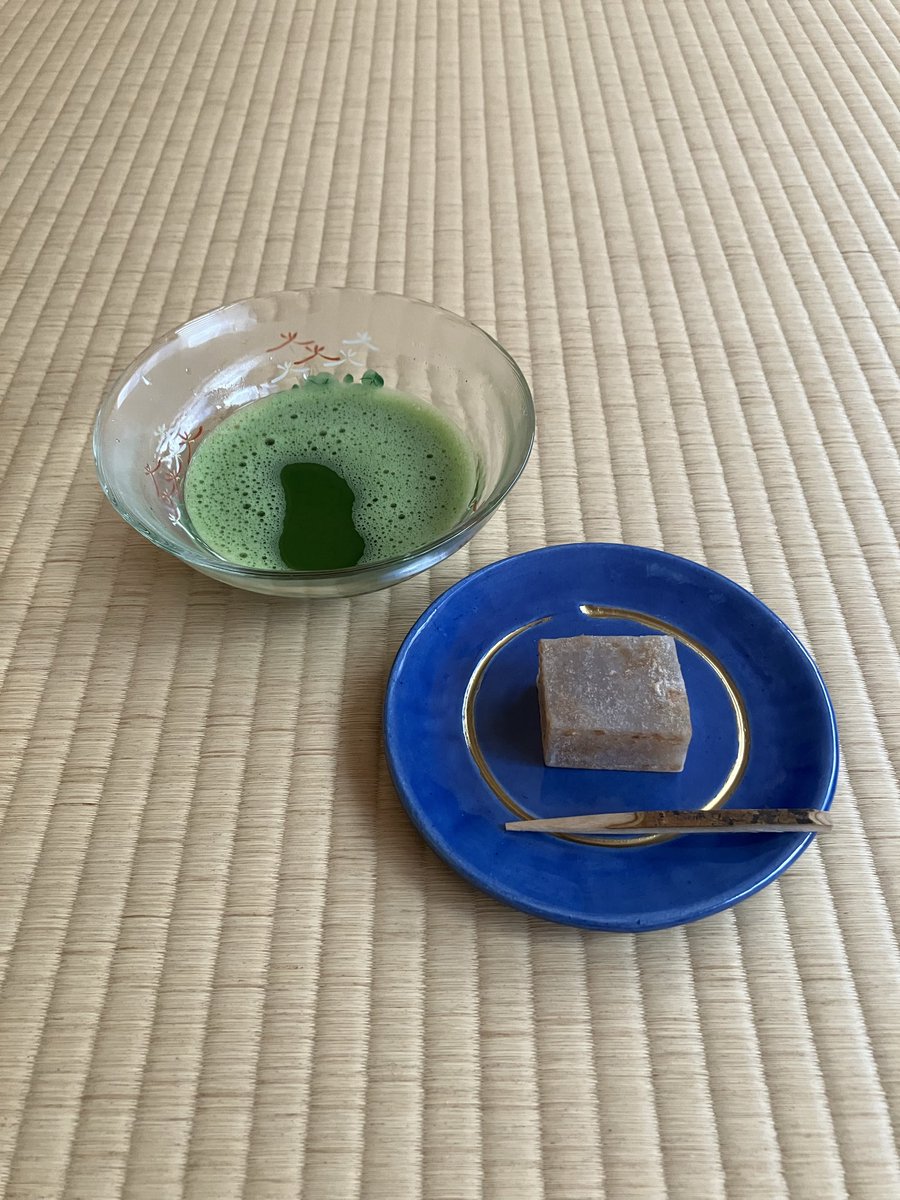 esyoukai's tweet photo. 今日の一服
「葛焼き」（福岡・鈴懸製）と共に。
妻の福岡出張のお土産です。
涼やかな甘味をいただきながら、福岡の風景に思いを馳せました。

#茶道 #表千家 #慧照菴 #茶道教室 #抹茶好きな人と繋がりたい #今日の一服 #葛焼き #福岡 #鈴懸 #出張 #お土産 https://t.co/uC52kLw4qh