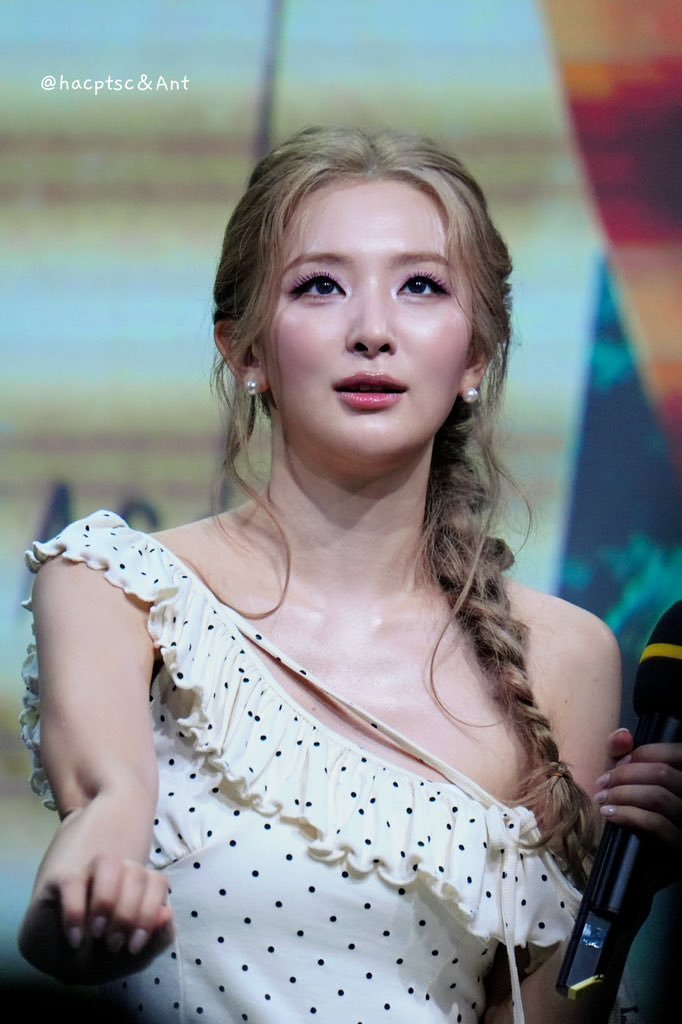 ksgwave's tweet photo. i need her to stop being gorgeous for like five fucking minutes i have things to do https://t.co/tzbIHXioau