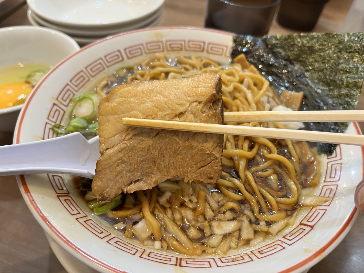 hiradate's tweet photo. 柏 濃麺や 39名（さくな）

竹岡式進化系らーめん
柏ブラックをすき焼き喰い！
チャーシュー旨い！
チャーハンまで美味しく頂き、家族でお腹いっぱい頂きました＾＾

https://t.co/xnV7qaoPT3 https://t.co/pj5al24Vjb