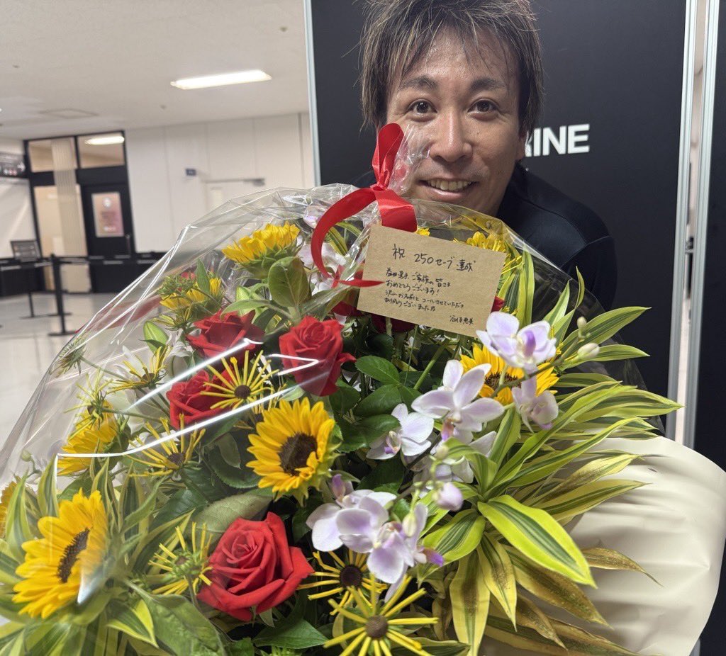 chibalotte_pr's tweet photo. 本日も記録達成を祝して、たくさんのお花をいただきました！
場内アナウンスをしていただいた谷保さんからも。
「こちらも、たくさん名前を呼んでいただきありがとうございます！」と #益田直也 投手。
#chibalotte #広報 https://t.co/rJBlUwaqFh