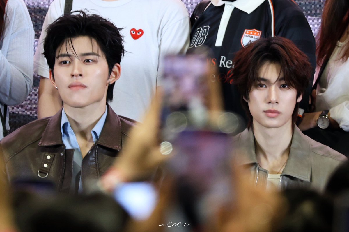 seongsgf's tweet photo. why are they so theepeach in this photo https://t.co/geUAueQehC
