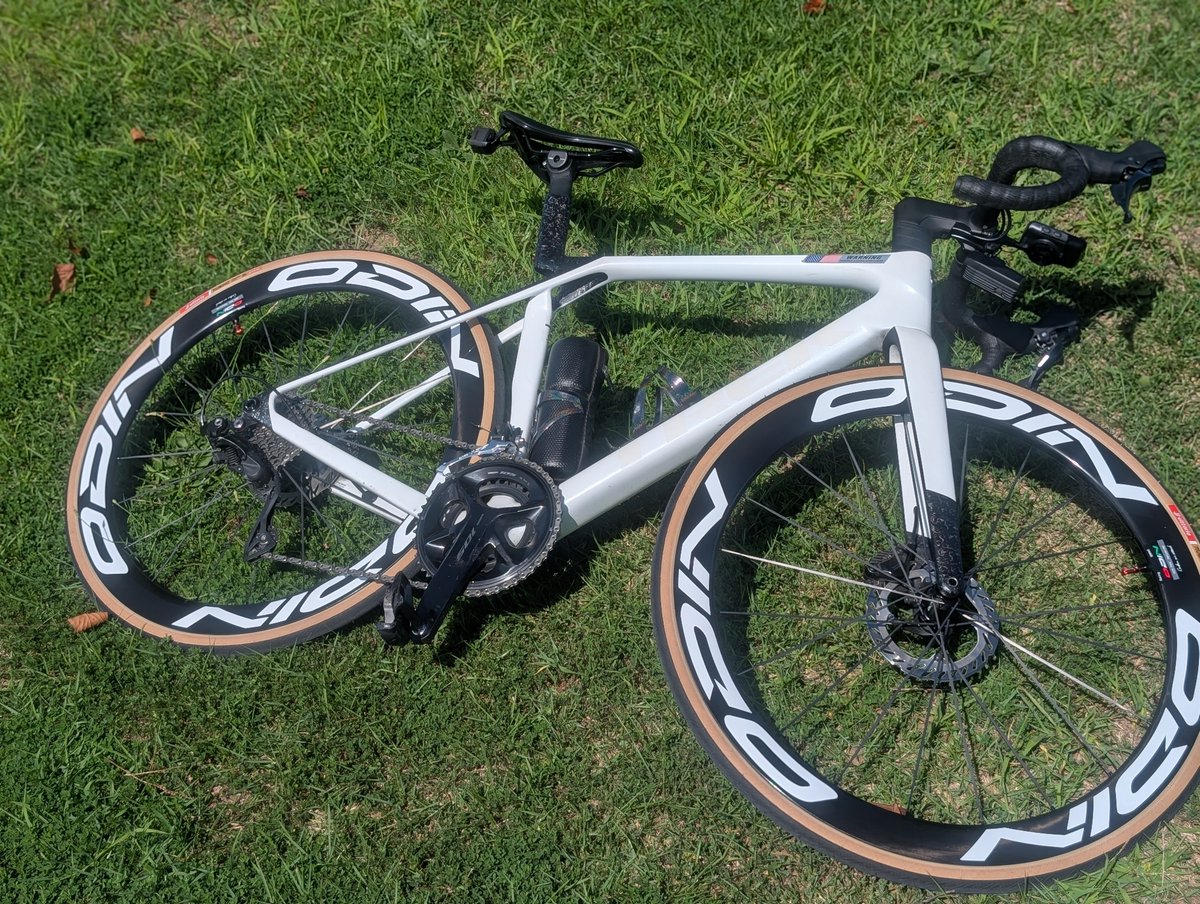 shite_daaaaa's tweet photo. TREK madone × ODIN PRO2
タイヤvittoria rubino tan/black
鉄下駄のホイールからカーボンホイールに換装しました🥹🙌✨
軽い‼️早い‼️かっこいい‼️
乗り味硬くなるよ！とは言われていましたが、タイヤもそこそこ働いてくれているせいか無駄な振動が減り嫌な突き上げがなく→
#trek　#odin　#vittoria https://t.co/e7eEbxAyP9