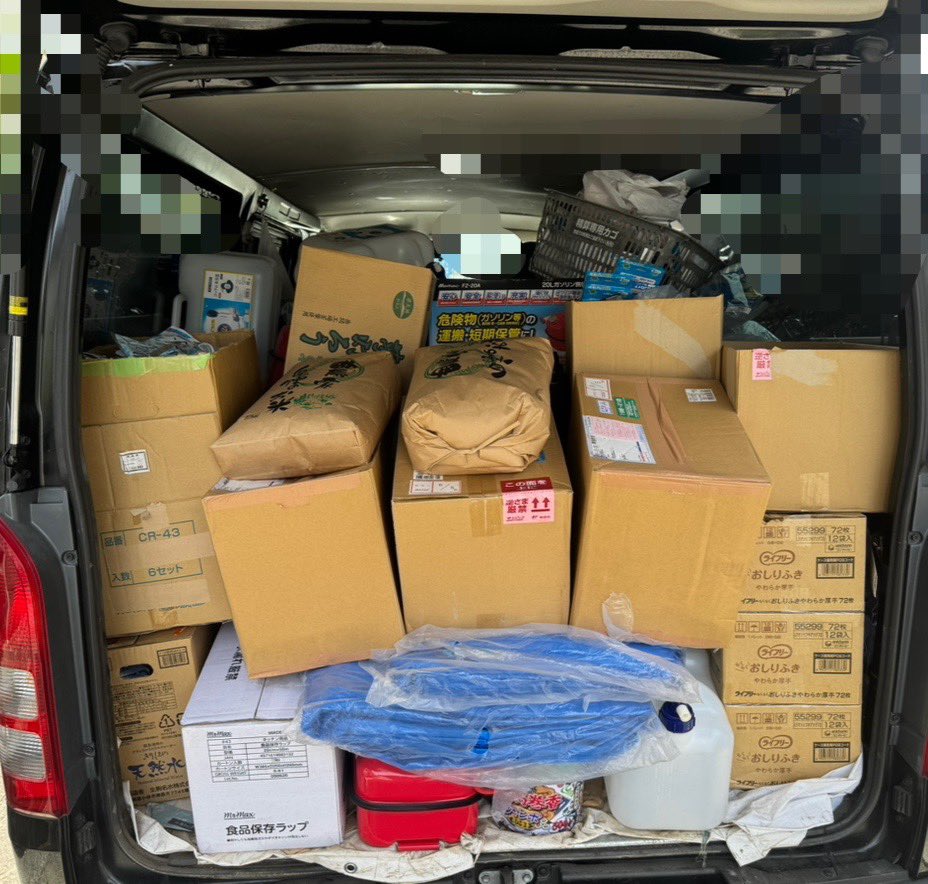tsukurikatame1's tweet photo. これから、行政の支援が行き届いていない地域、いわゆる奥地等そういった場所へ物資を届けてまいります。
もし、不足している方がいらっしゃいましたら、ご連絡ください。
汗拭きシート、水、食料、お菓子、お米200キロ、発電機、ガソリン、歯磨き、ブルーシート、おもちゃ、ドライシャンプーなど、色んな方と協力し「考えられるものはほぼ全て準備しております。」ご連絡ください。