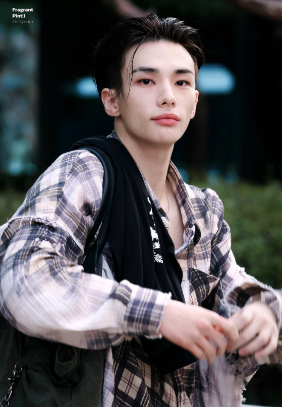 AboutMusicYT's tweet photo. Hyunjin of Stray Kids gains attention with new stunning photos. https://t.co/yjqleVh2Ss