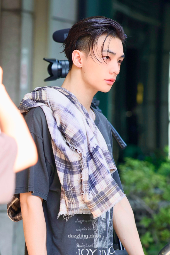 AboutMusicYT's tweet photo. Hyunjin of Stray Kids gains attention with new stunning photos. https://t.co/yjqleVh2Ss